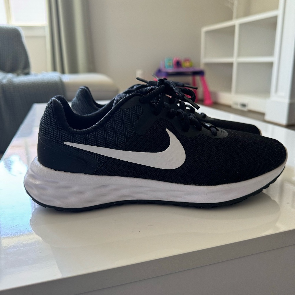 Nike Revolution 6 Size 7.5 WIDE Black & White Shoes (Unisex)